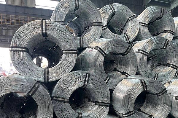 Tuyaux et tubes en acier : le système de produits complet, de la transmission des fluides au support structurel